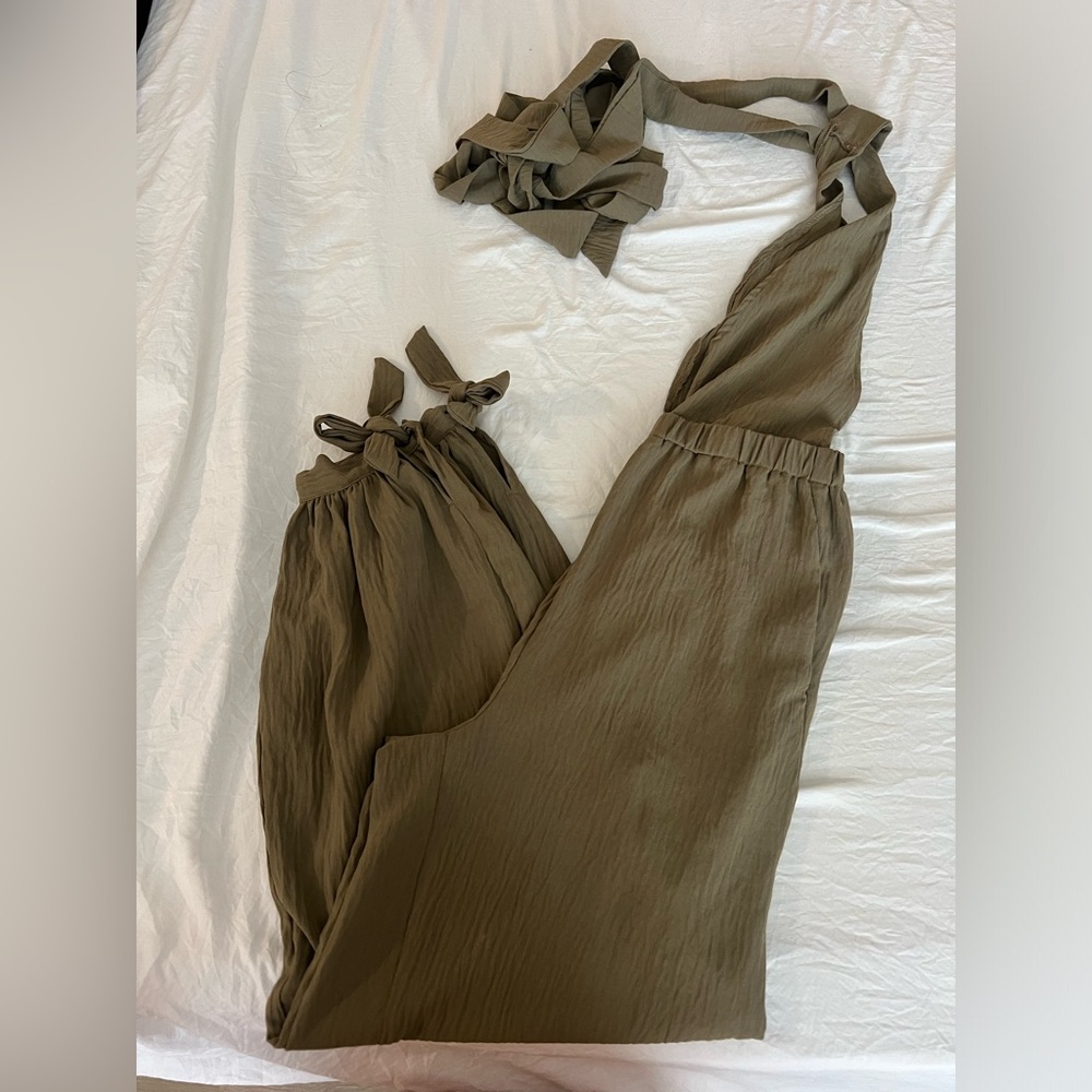 Army green jumpsuit open back ! Super comfy !